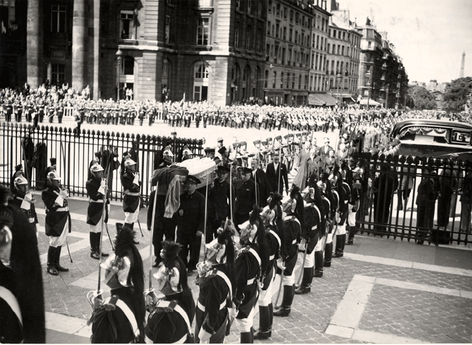 Louis Braille's coffin is carried into the Pantheon in Paris, 1952. The viewer can see down the long and grand Parisian avenue. 